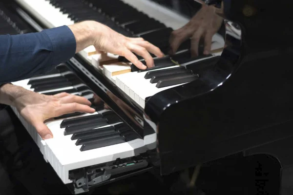 Ritme van verzoening: Didier Rotella's muzikale reis van catharsis naar vrede