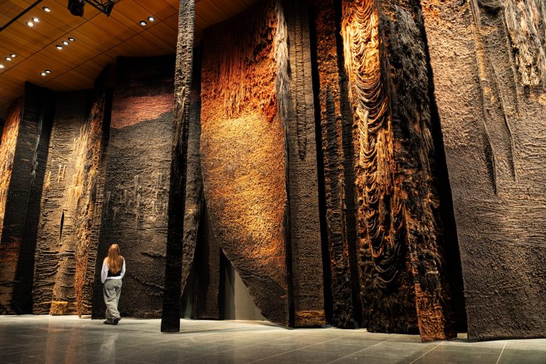 In dialoog met de tijd: Tilburgse musea De Pont en TextielMuseum openen vensters op ons digitale én menselijke bestaan