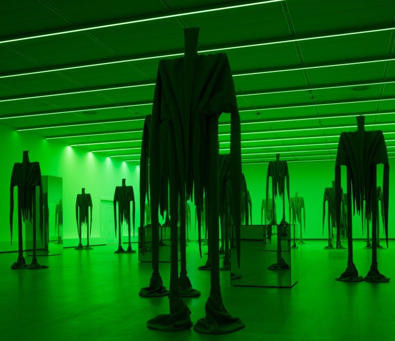 Stilte, strijd en schaduwen: Stedelijk als slagveld van zichtbaarheid